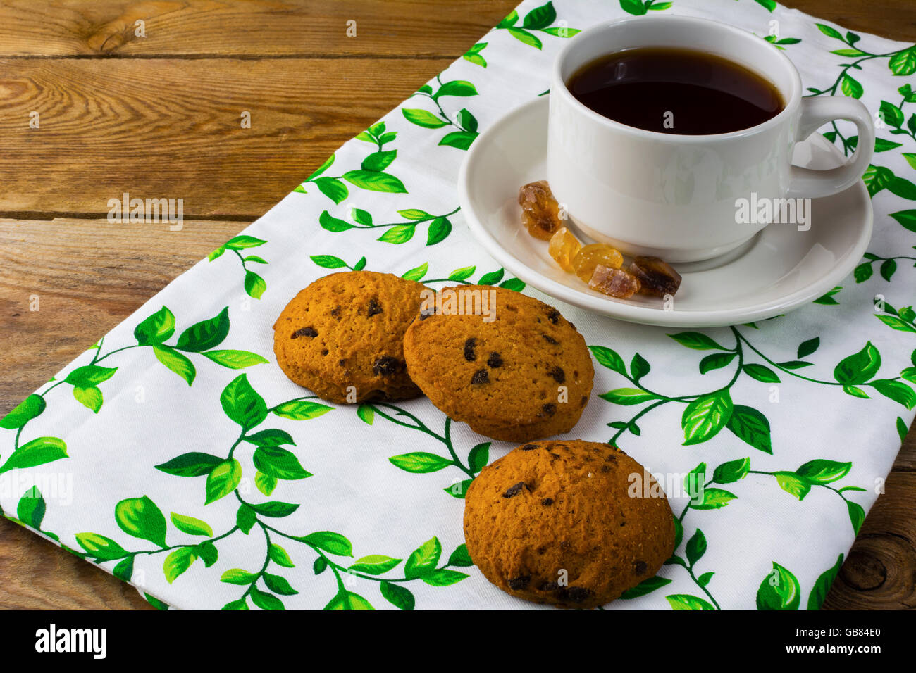 Petit-déjeuner thé et cookies. Biscuits faits maison. Cookies faits maison.dessert sucré. Le petit-déjeuner les cookies. Pâtisseries sucrées. Tasse de thé. Plateau Banque D'Images