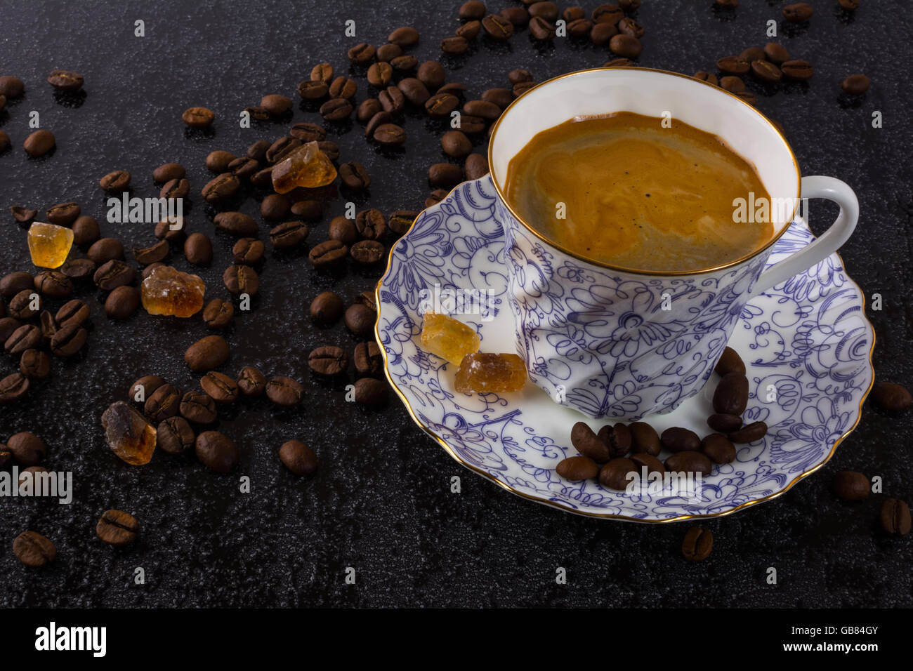 Les grains de café et la Chine tasse de café. Tasse à café. Le café fort. Tasse à café. Le café du matin. Tasse de café. Pause café. Banque D'Images