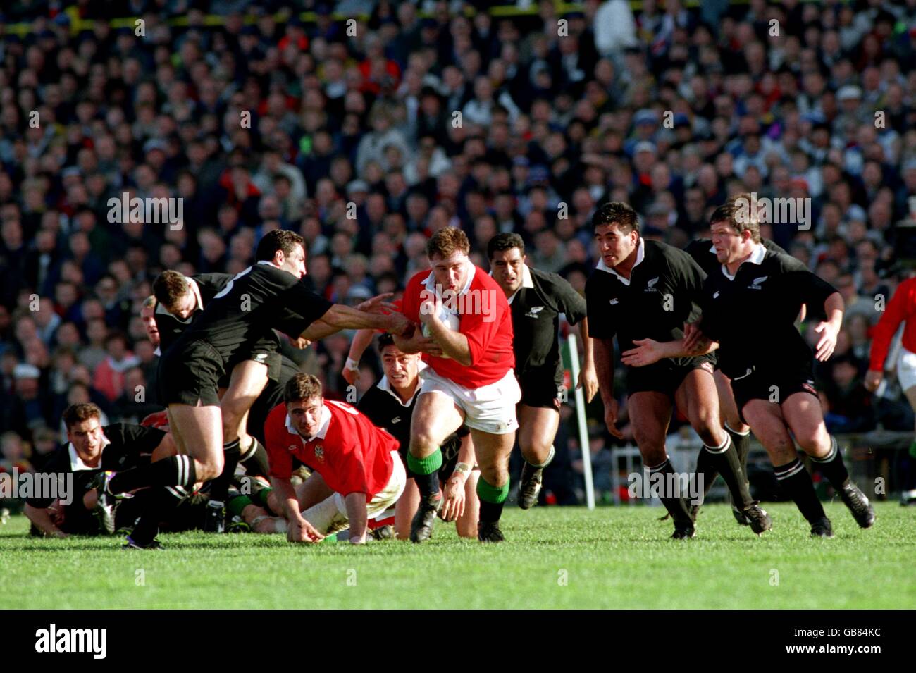 BRITISH LIONS TOUR RUGBY UNION.JASON LEONARD CHARGE LE PASSÉ DE LA NOUVELLE-ZÉLANDE L-R FRANK BUNCE, ERONI CLARKE ET SEAN FITZPATRICK.2ÈME ESSAI À WELLINGTON Banque D'Images