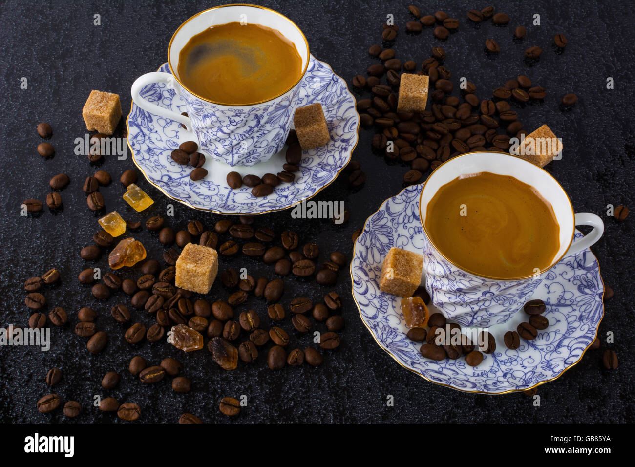 Tasses à café et les grains de café sur le fond noir. Le café du matin. Café fort Banque D'Images