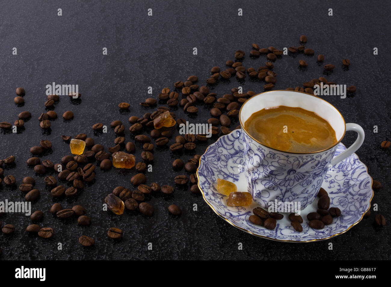 Tasse de café fort et le sucre brun. Tasse de café. Le café du matin. Pause café. Café fort Banque D'Images