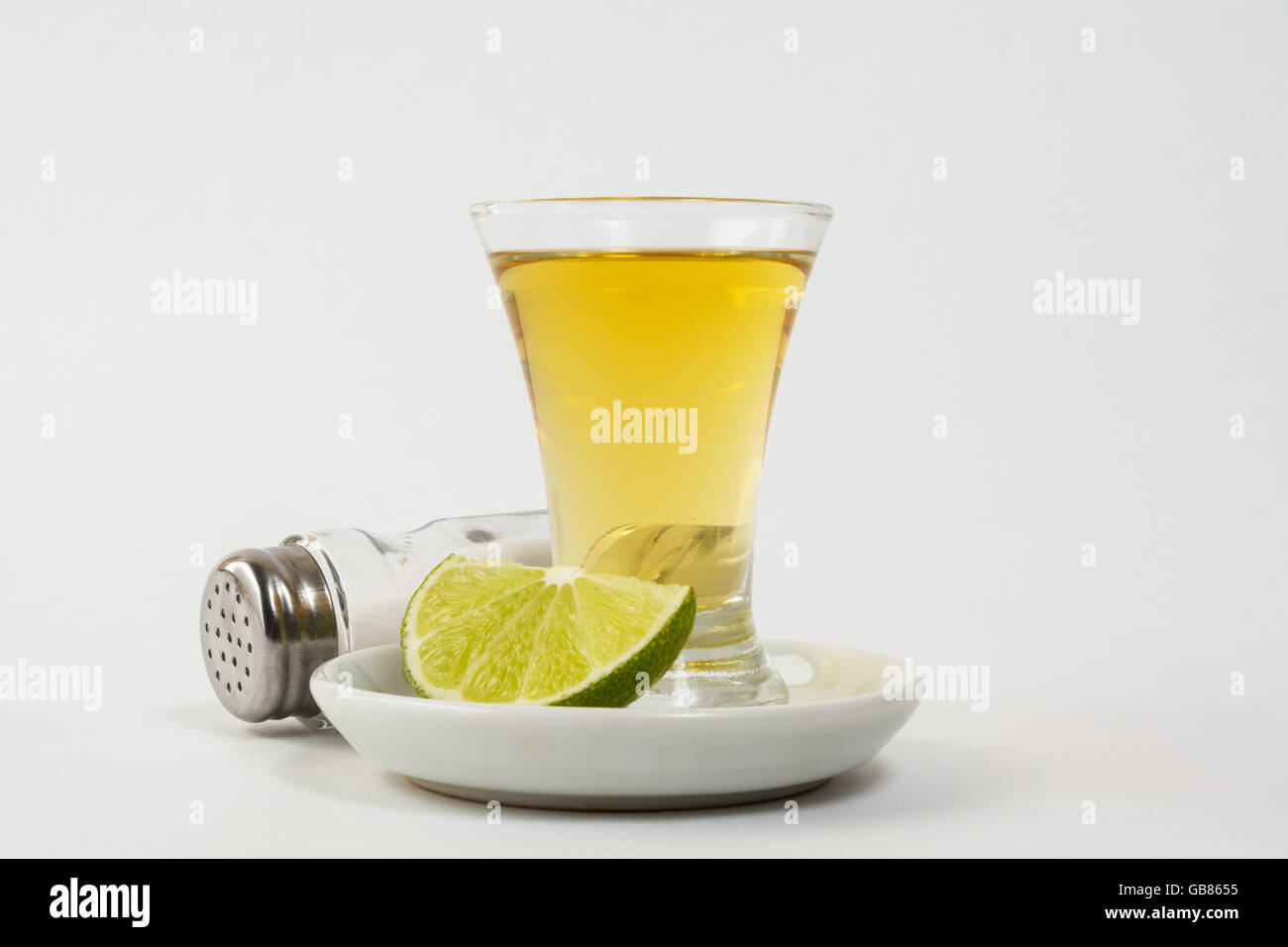 Or deux coups de tequila avec de la chaux et le sel sur le fond blanc. La Tequila. Gold tequila mexicaine. Tequila shot Banque D'Images