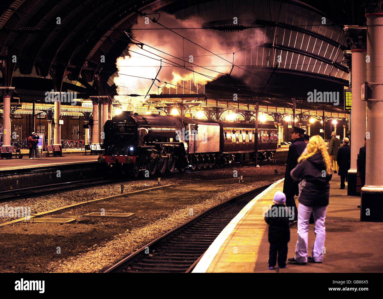 Le premier nouveau train à vapeur construit au Royaume-Uni depuis près de 50 ans, la locomotive à vapeur Tornado, sort de la gare York pour aller à Scarborough pour son premier essai sur la ligne principale. Banque D'Images