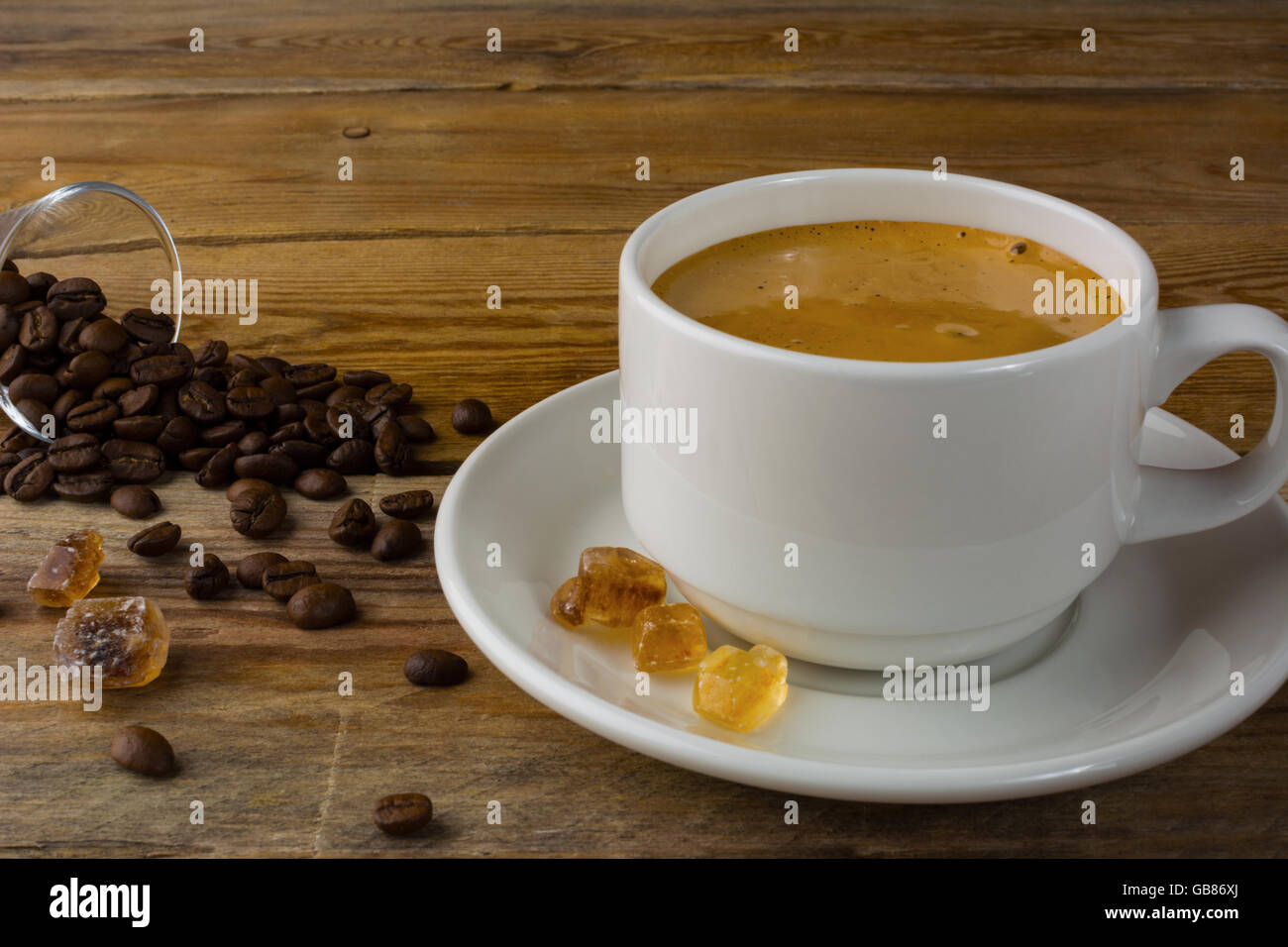 Tasse de café blanc et les grains de café. Le café du matin. Tasse à café. Café fort Banque D'Images