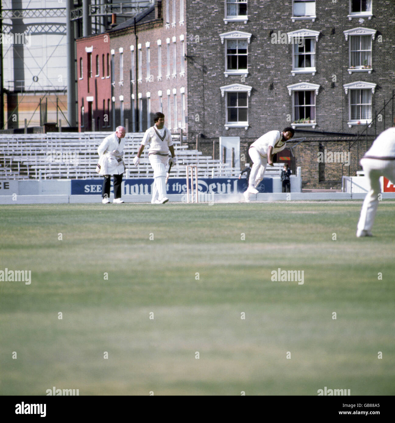 Cricket - Tour Match - Surrey contre West Indies - troisième jour.Le bowling Andy Roberts (r) des Antilles Banque D'Images