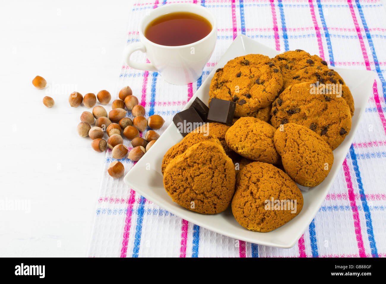 Le thé, les biscuits et les noisettes. Biscuits faits maison. Cookies faits maison.dessert sucré. Le petit-déjeuner les cookies. Pâtisseries sucrées. Tasse de thé. Banque D'Images