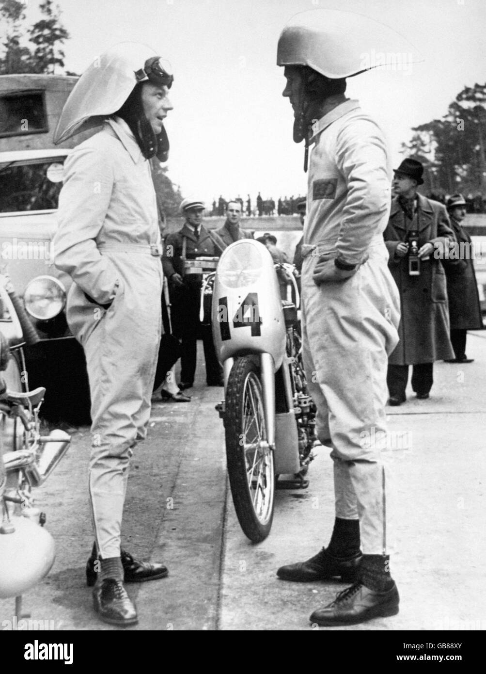 (G-D) les pilotes de DKW (Dampf-Kraft-Wagen) Walfried Winkler et Ewald Kluge en face de la piste de conversation, portant les casques profilés dans lesquels ils ont établi de nouveaux records sur le Reichs Track à Francfort. Banque D'Images