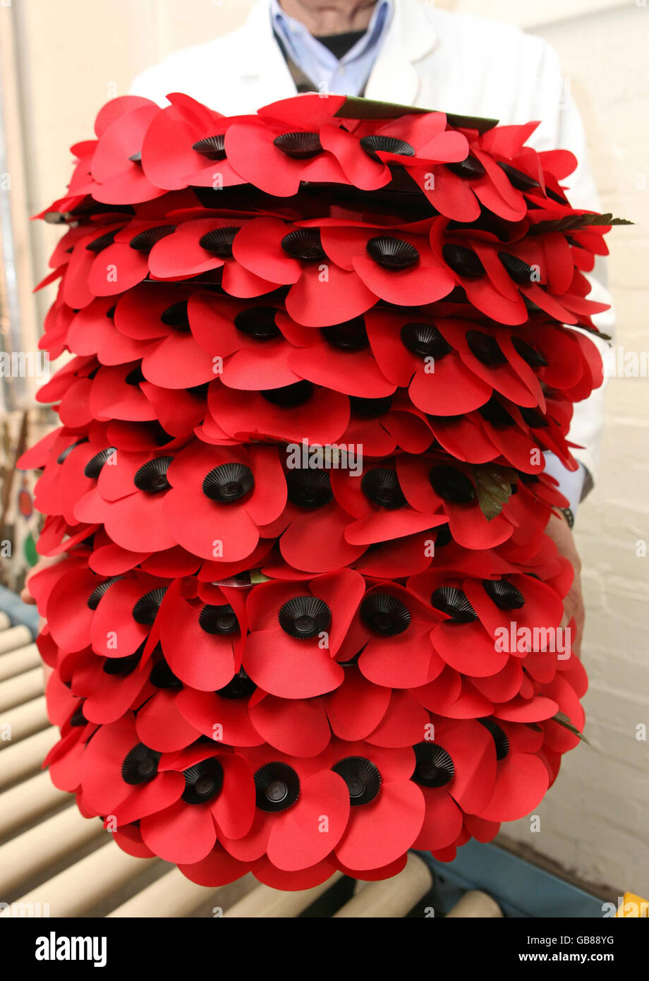 Des couronnes de coquelicots sont emparées à la Royal British Legion Poppy Factory de Richmond, avant le jour du souvenir, le 11 novembre. Banque D'Images