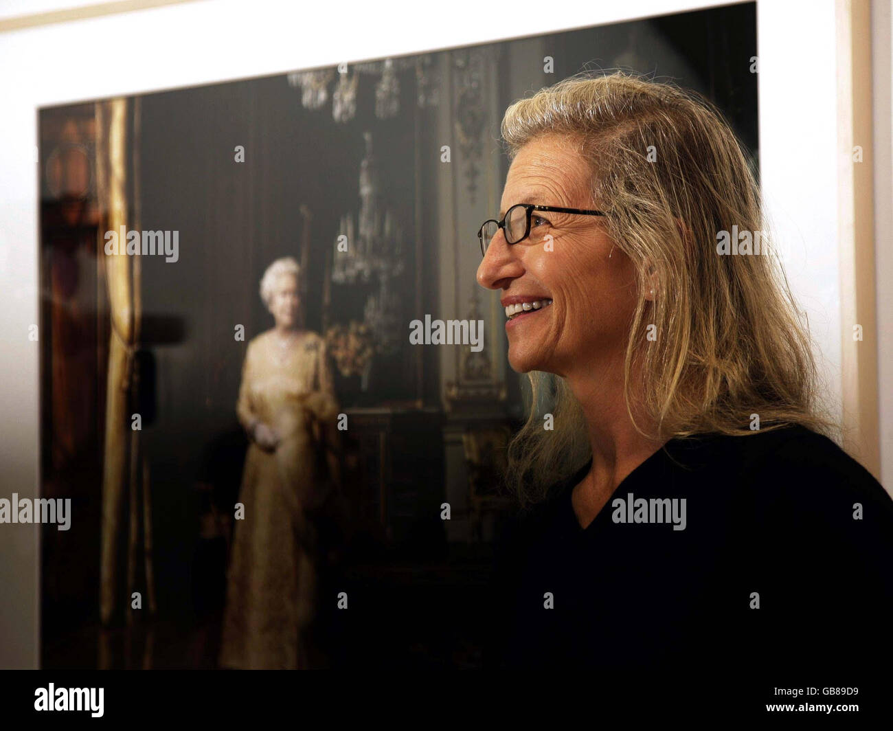 La photographe Annie Leibovitz, en face de l'un de ses célèbres portraits de la reine Elizabeth II, lors du lancement par la presse de son exposition « Annie Leibovitz: A Photographer's Life 1990-2005 », à la National Portrait Gallery dans le centre de Londres. Banque D'Images