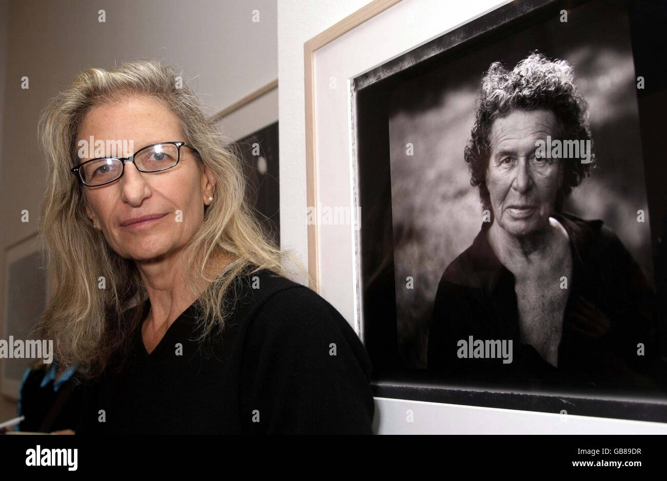 La photographe Annie Leibovitz à côté du portrait de sa mère, lors du lancement par la presse de son exposition « Annie Leibovitz: A Photographer's Life 1990-2005 », à la National Portrait Gallery dans le centre de Londres. Banque D'Images
