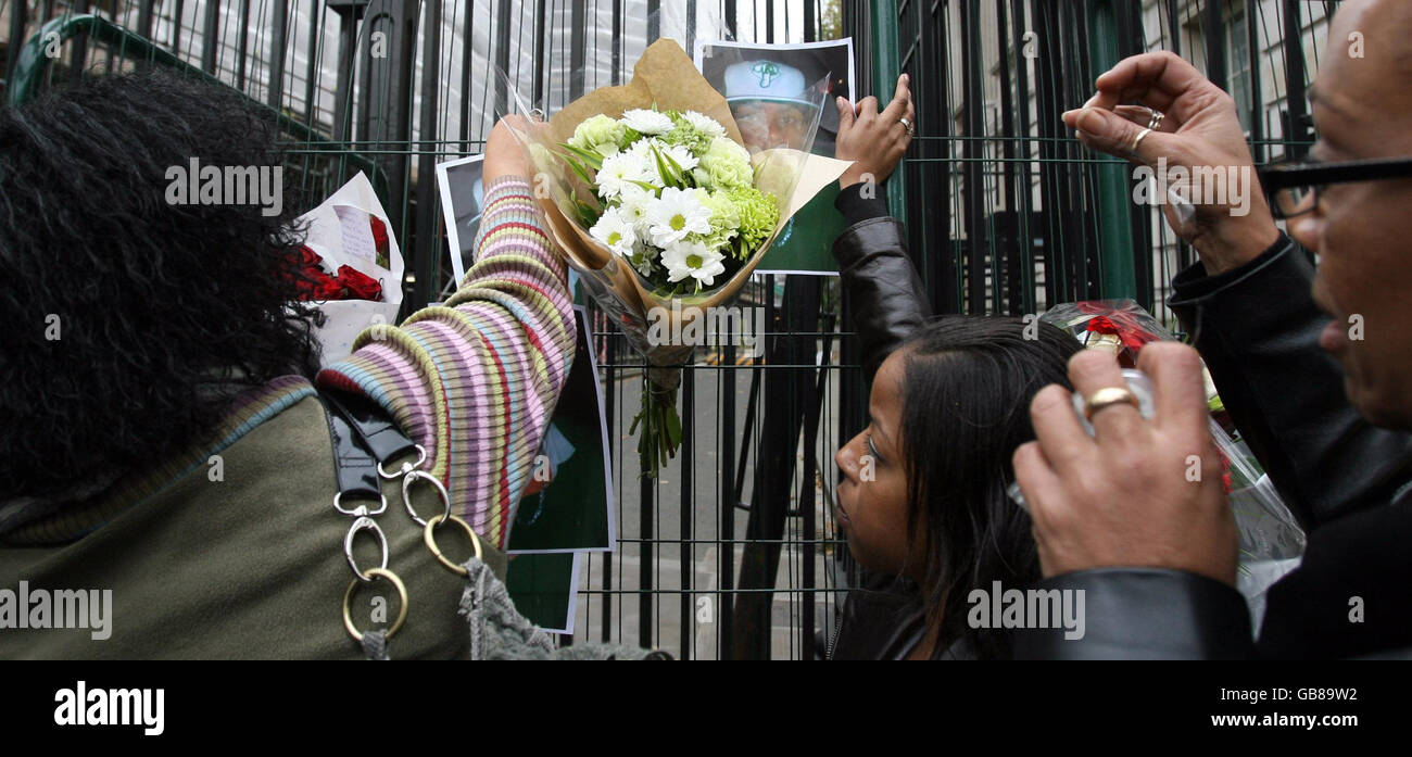 Les familles ont mis des fleurs aux portes de Downing Street pendant le défilé souvenir de la campagne des amis et des familles Unis dans le centre de Londres, une coalition de campagnes par les amis et les familles des personnes décédées en garde à vue. Banque D'Images