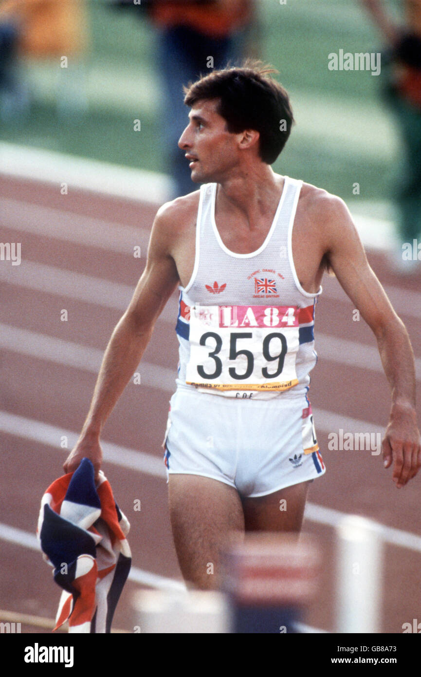 Le Seb COE en Grande-Bretagne porte le drapeau de l'Union comme lui Flânait autour du Memorial Colisseum sur son tour d'honneur Après avoir conservé son titre olympique Banque D'Images
