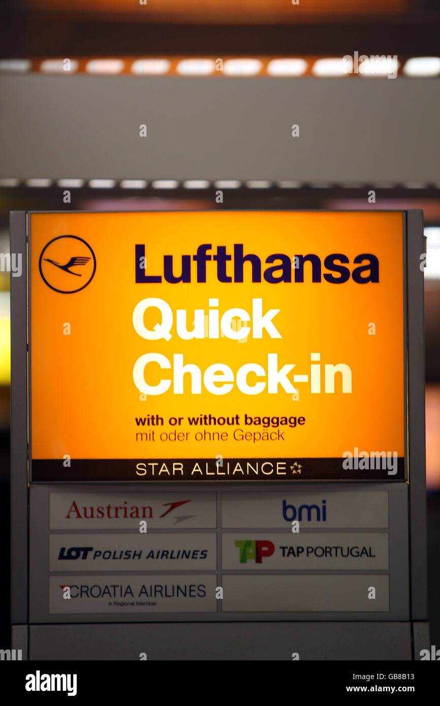 Lufthansa. Comptoirs d'enregistrement Lufthansa à l'aéroport de Heathrow. Banque D'Images