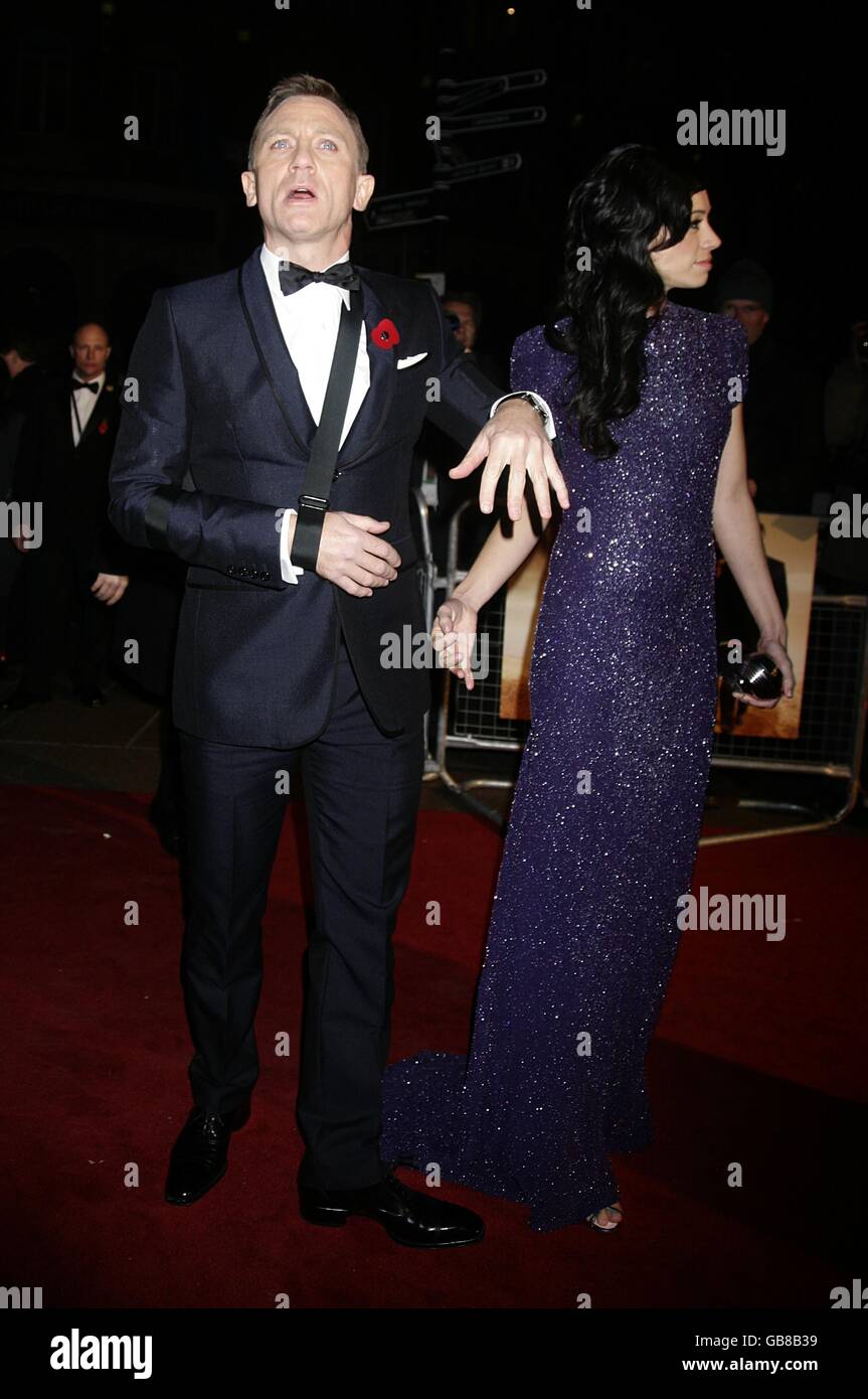 Daniel Craig et Satsuki Mitchell arrivent pour la première mondiale de 'Quantum of Solace' à l'Odeon Leicester Square, WC2. Banque D'Images