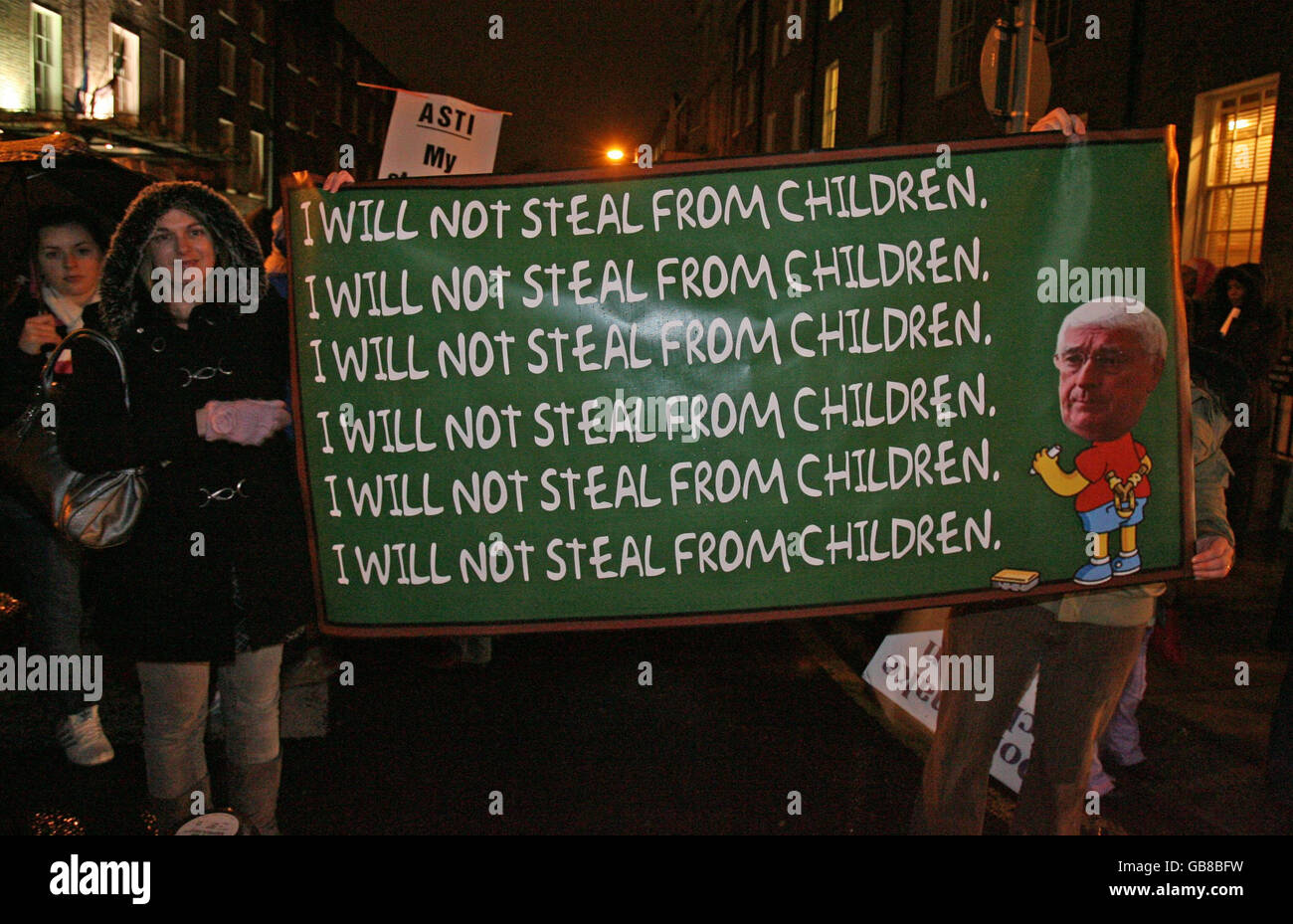 Des manifestants contre les réductions proposées dans le budget récent devant Leinster House, Dublin. Banque D'Images