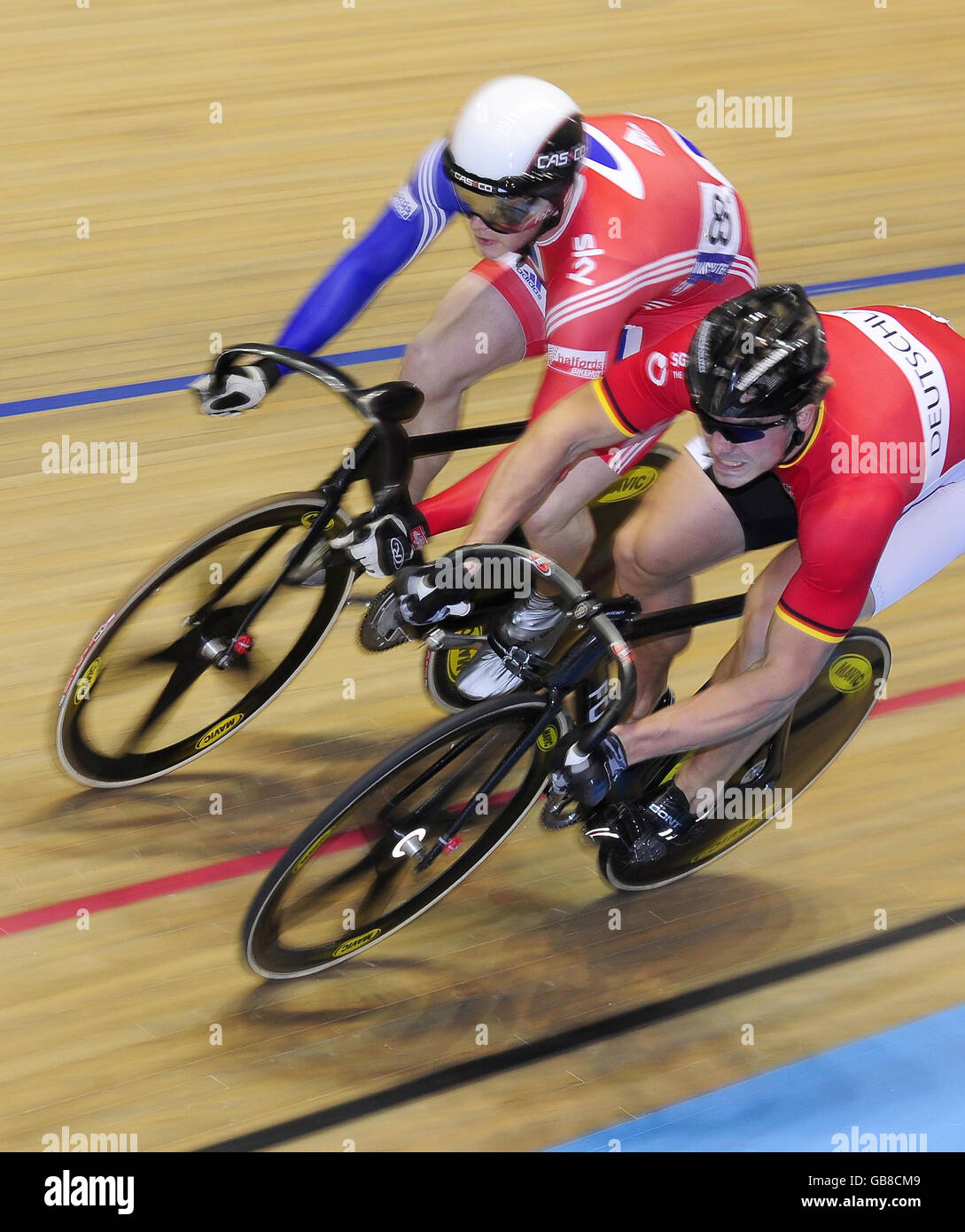 David Daniell (à gauche), en Grande-Bretagne, remporte son ouvreur pour le sprint masculin lors de la coupe du monde de piste UCI au Vélodrome de Manchester, à Manchester. Banque D'Images