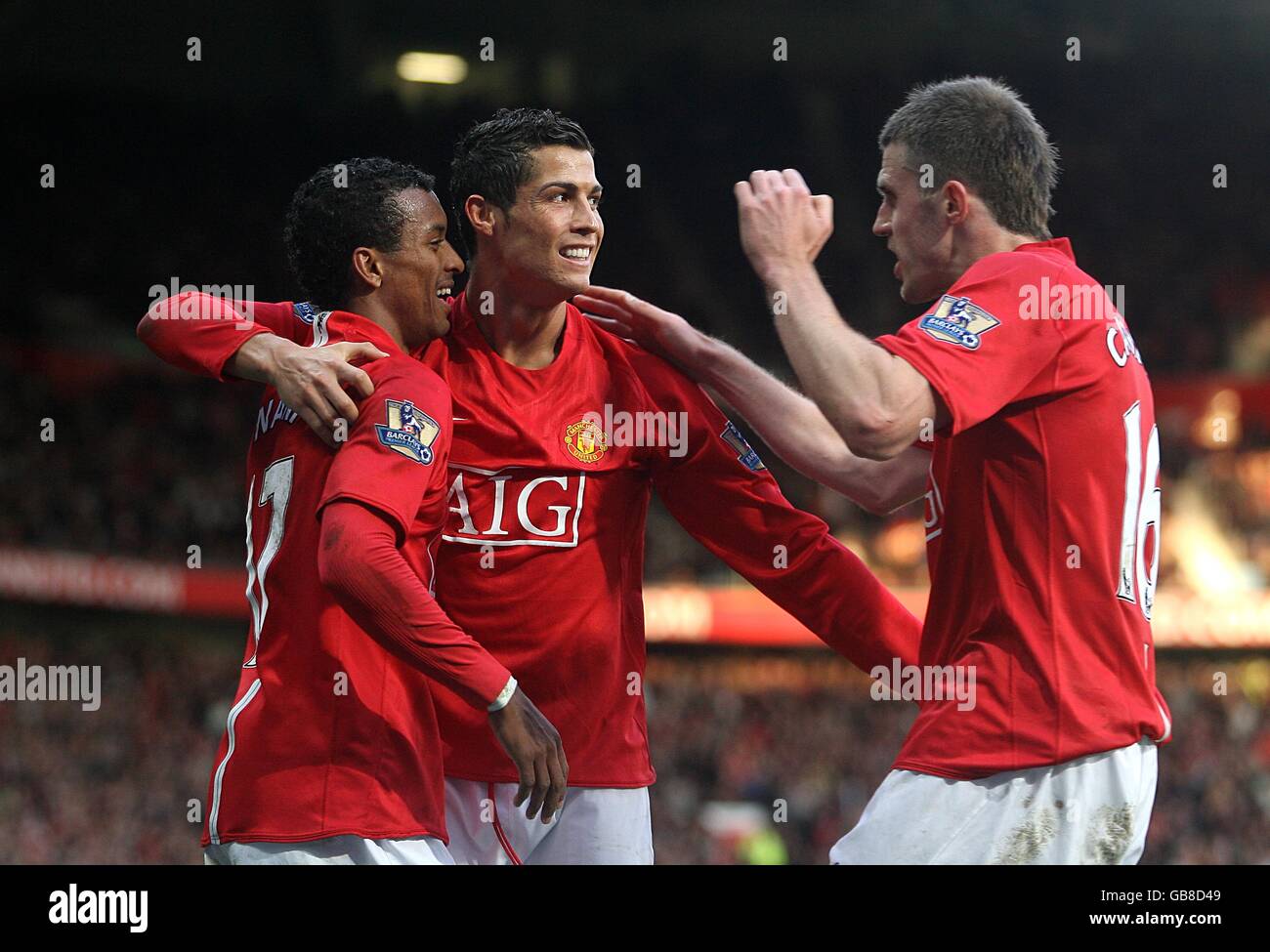 Cristiano Ronaldo de Manchester United célèbre le troisième but de ses côtés Du match avec les coéquipiers Luis Nani (à gauche) et Michael Carrick (droite) Banque D'Images