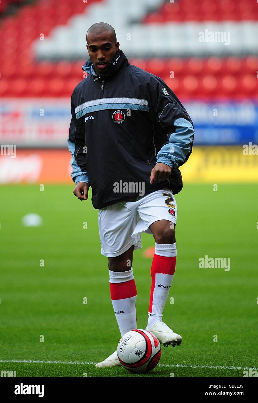 Football - Coca-Cola football Championship - Charlton Athletic v Barnsley - The Valley.Yassin Moutaouakil de Charlton Athletic participe à l'échauffement avant le match Banque D'Images