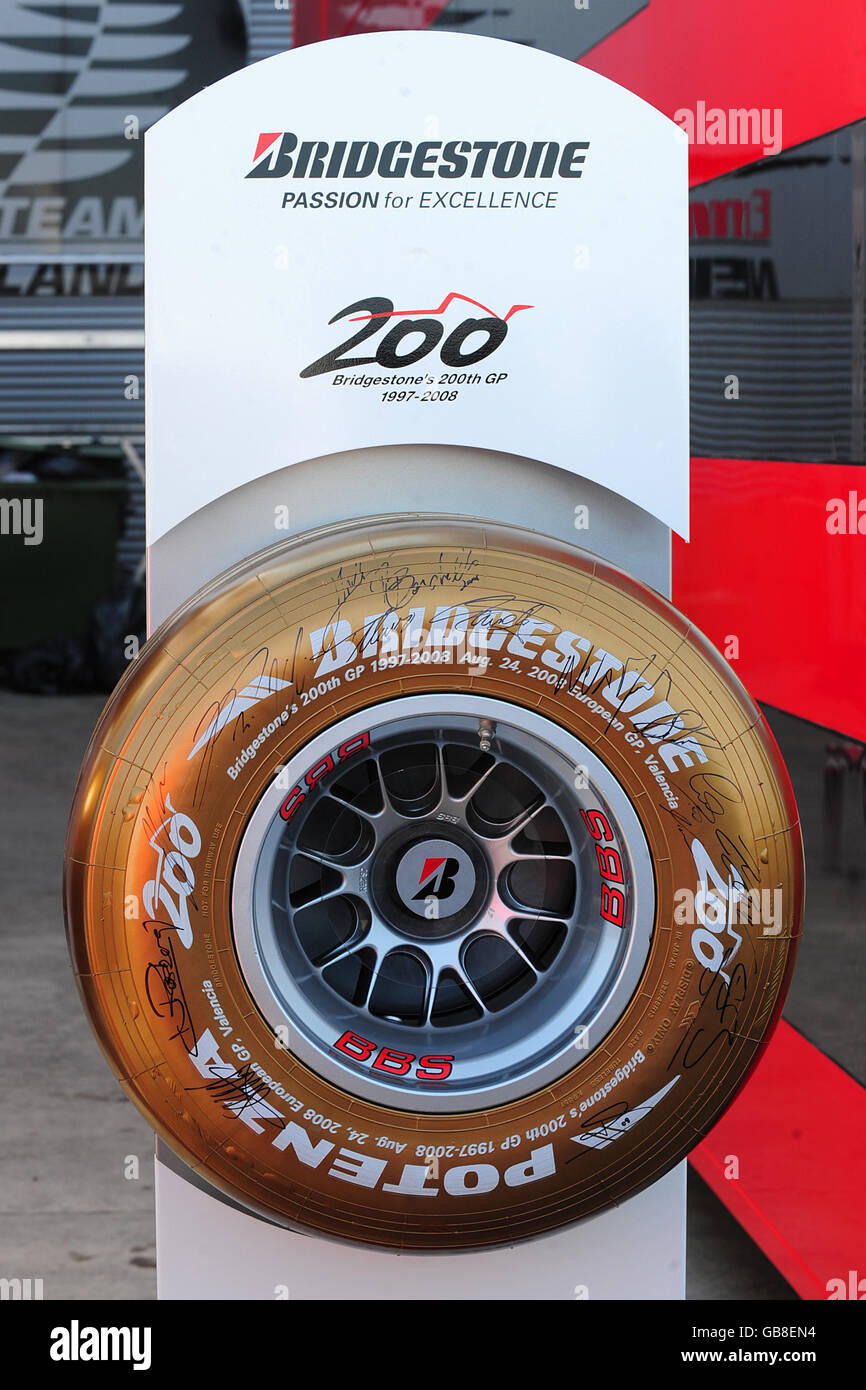 Pneu bridgestone potenza f1 doré pour célébrer le 200e anniversaire de  bridgstone Banque de photographies et d'images à haute résolution - Alamy