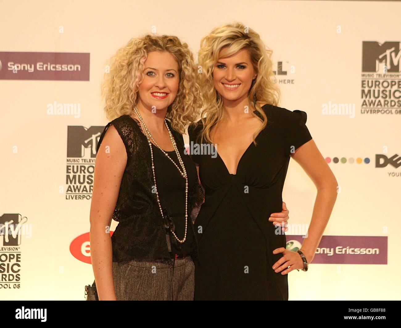 Helen Noble et Sarah Dunn arrivent pour les MTV Europe Music Video Awards 2008 à l'Echo Arena de Liverpool. Banque D'Images