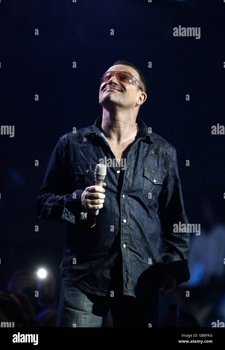 Bono de U2 sur scène lors des MTV Europe Music Video Awards 2008 à l'Echo Arena, Liverpool. Banque D'Images