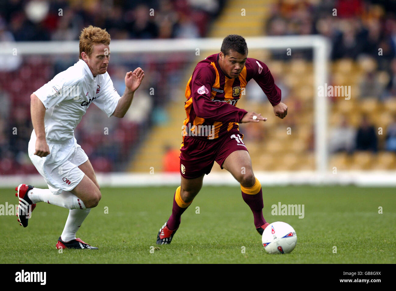 Lewis Emanuel (r) de Bradford City s'éloigne de la forêt de Nottingham Michael Stewart (l) Banque D'Images