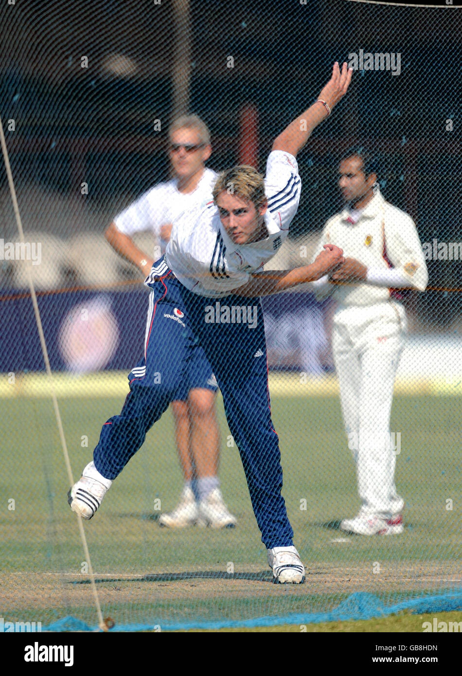 Cricket - session d'entraînement en Angleterre - terrain de cricket de Madhavrao Scindia - Rajkot.Stuart Broad bols lors d'une session d'entraînement au terrain de cricket de Madhavrao Scindia, Rajkot, Inde. Banque D'Images