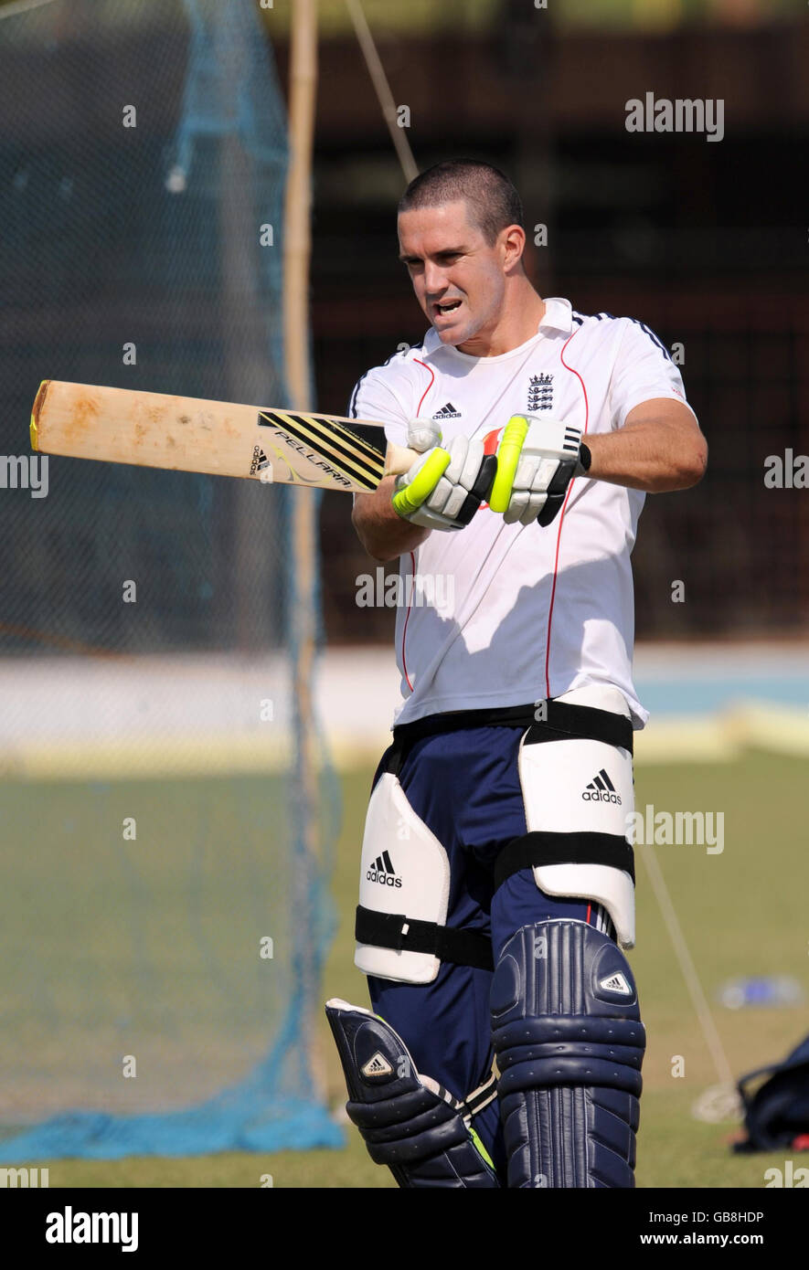 Cricket - session d'entraînement en Angleterre - terrain de cricket de Madhavrao Scindia - Rajkot.Kevin Pietersen se prépare à battre pendant une session d'entraînement au terrain de cricket de Madhavrao Scindia, Rajkot, Inde. Banque D'Images