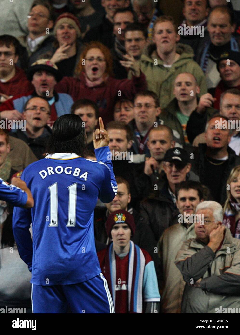 Soccer - Carling Cup - quatrième tour - Chelsea / Burnley - Stamford Bridge.Didier Drogba, de Chelsea, s'adresse aux supporters de Burnley après avoir atteint le but d'ouverture Banque D'Images