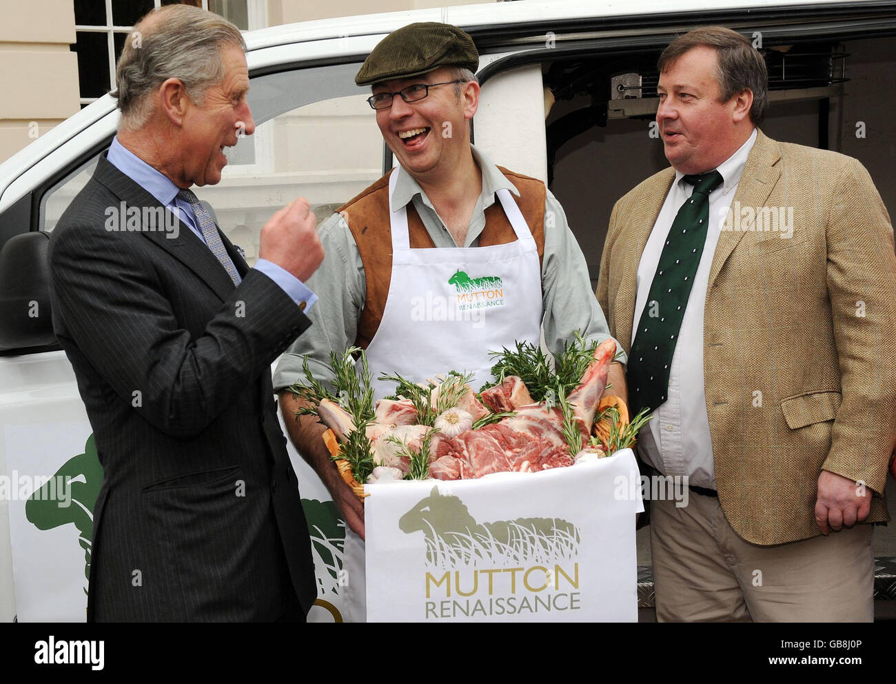 Le Prince de Galles, fondateur de la campagne de la Renaissance de mouton et patron de l'Académie des arts culinaires, reçoit du boucher Andrew Sharp (casquette plate) et de l'agriculteur Tim Wilson, le premier mouton de la Renaissance de la saison à Clarence House à Londres. Banque D'Images
