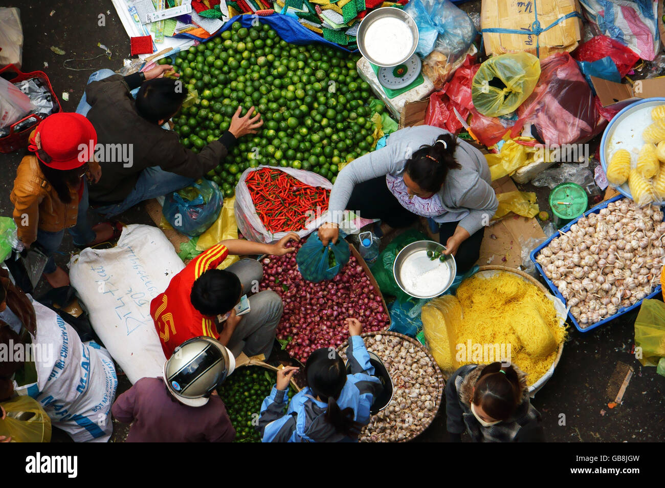 Les gens à acheter et vendre des légumes au marché, il y a de nombreux types de légumes comme : piment, oignon, carotte, melon amer, pomme de terre Banque D'Images