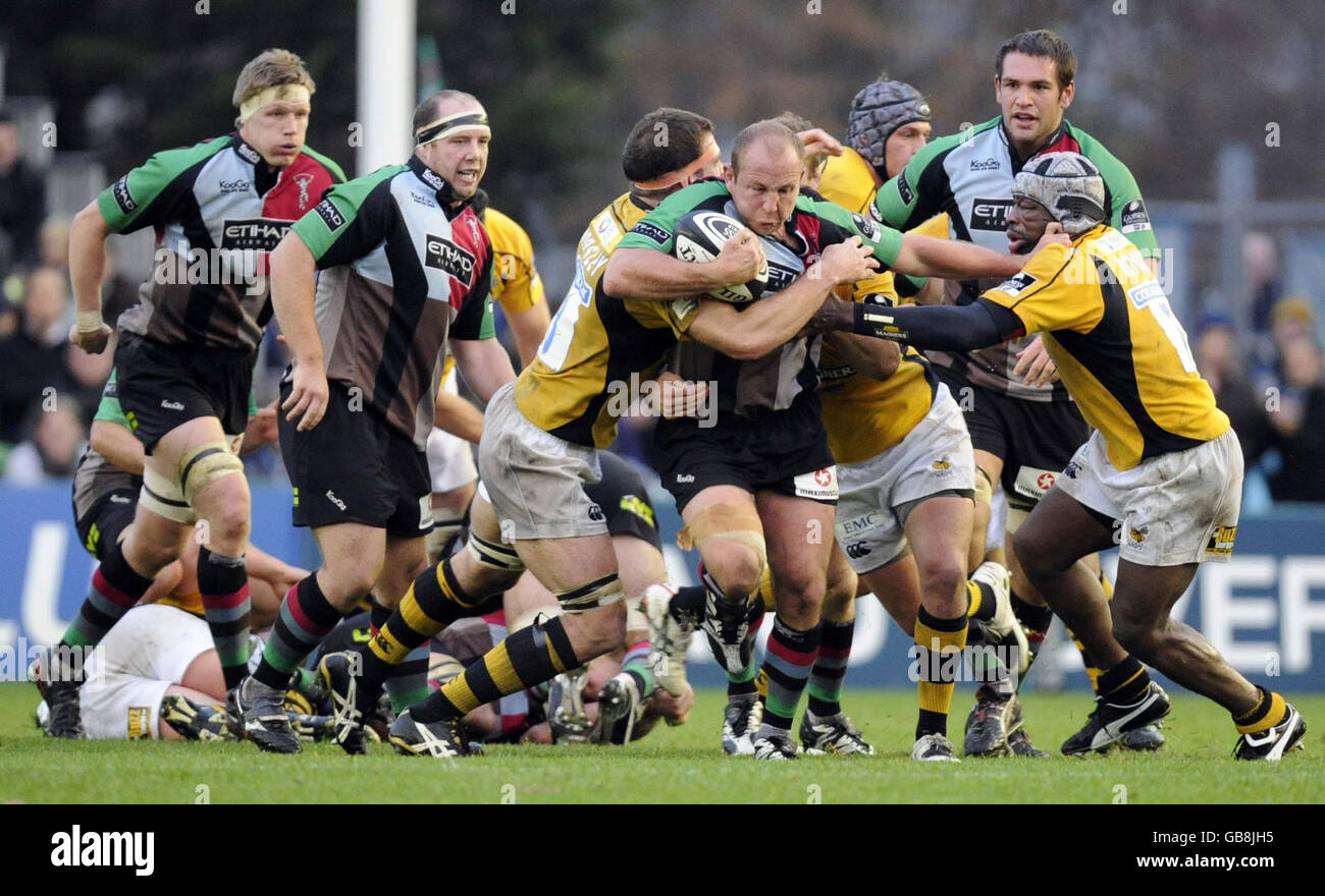 Harlequins Gary Botha (au centre) est abordé par Wasps Joe Worsley et Serge Betsen (à droite) lors du match Guinness Premiership à Twickenham Stoop, Middlesex. Banque D'Images