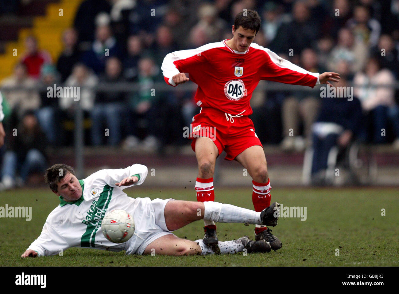 Football - AXA FA Cup - Premier tour - Bradford Park Avenue et Bristol City.Simon Collins de Bradford Park Avenue et Craig Woodman de Bristol City. Banque D'Images