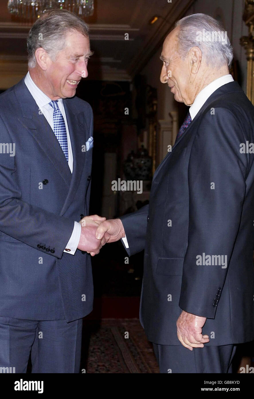 Le Prince de Galles (à gauche) rencontre le Président d'Israël Shimon Peres à Clarence House, Londres. Banque D'Images