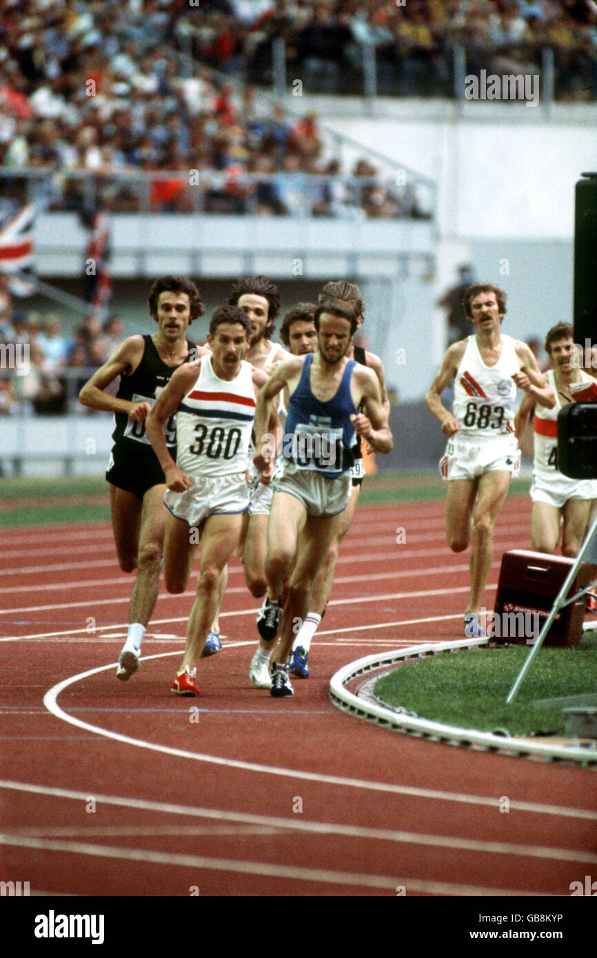 Lasse Viren (r) en Finlande est à la tête de Ian Stewart en Grande-Bretagne (c) et Rod Dixon de Nouvelle-Zélande (l) Banque D'Images