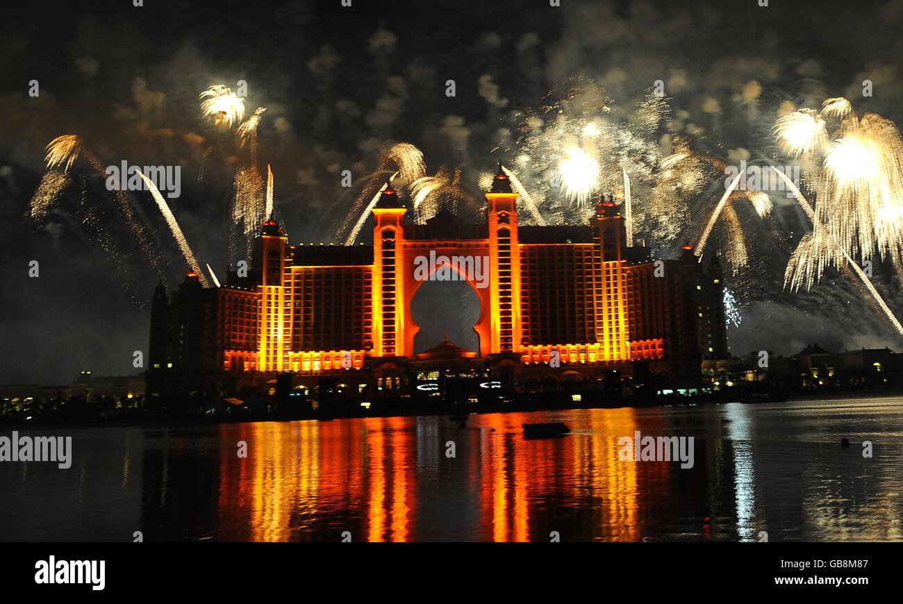 Le plus grand spectacle de feux d'artifice au monde est vu à l'hôtel Atlantis lors de sa fête de lancement à Palm Jumeirah à Dubaï. Banque D'Images