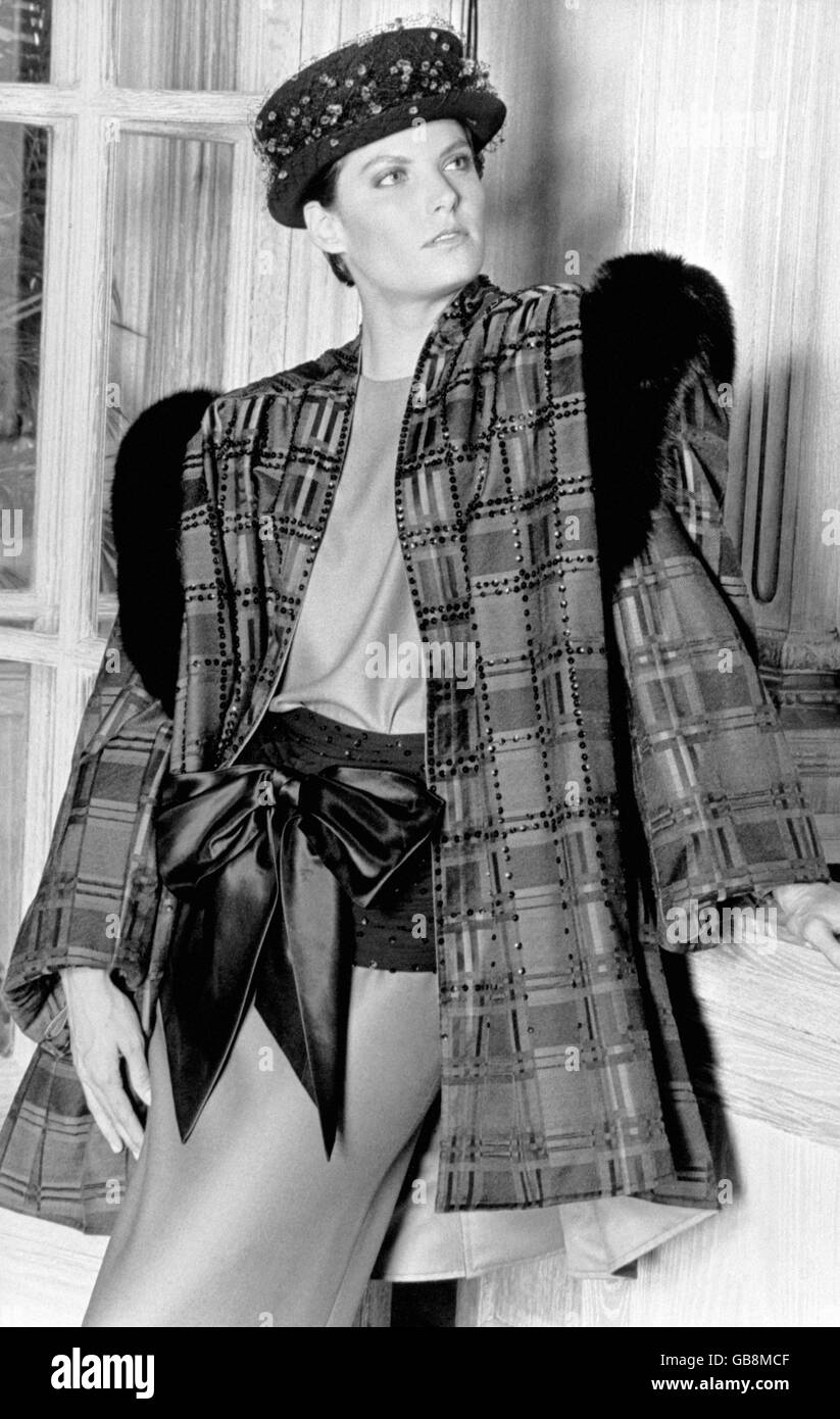 En utilisant du tissu tissé à Reid et à Taylor's fine Fabrics Scottish Border's Mill, les laines incluent la laine de mouton Ross-shire Blue Cheviot.Les tenues ont été vues à Édimbourg devant le duc d'Édimbourg.Une tenue de la collection de Takeo Nishida.La veste en tissu de soie et laine à carreaux Reid et Taylor est coupée avec des bords et portée sur une jupe en laine de botanique et le haut est décalé par une ceinture profonde et un noeud en soie. Banque D'Images