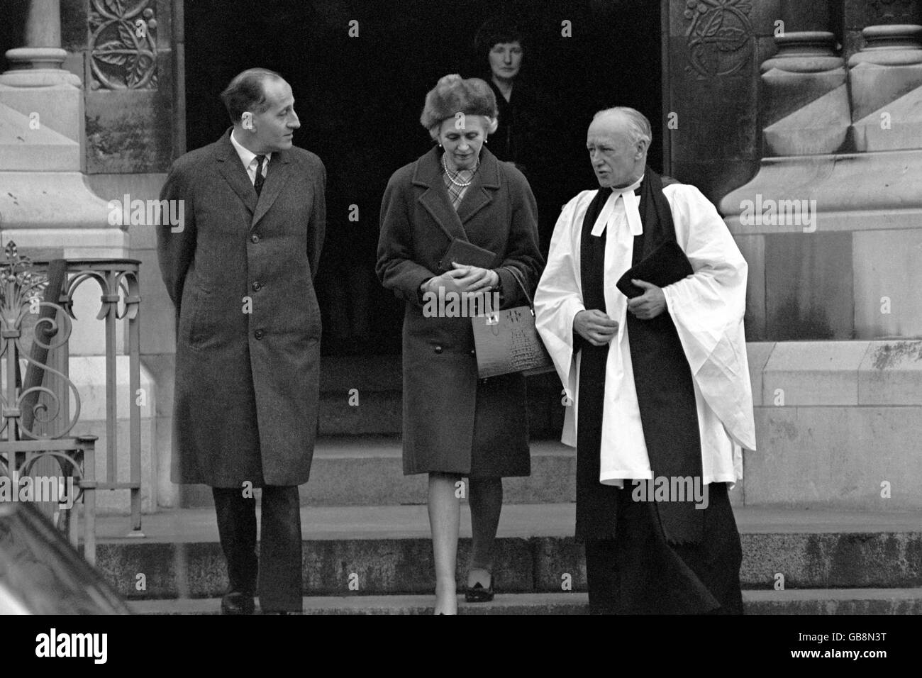 Le capitaine Terence O'Neill, premier ministre d'Irlande du Nord, et son épouse partent après une visite surprise à la cathédrale Sainte-Anne de Belfast, où ils ont entendu le doyen de Belfast, Cuthbert Peacocke, à droite, prêcher sur la situation politique à Ulster. Banque D'Images
