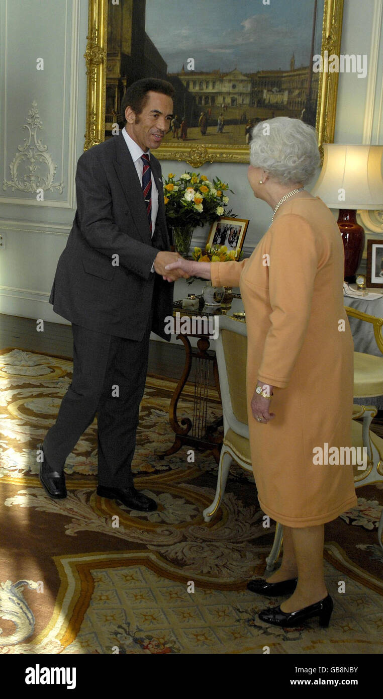 La reine Elizabeth II de Grande-Bretagne reçoit son Excellence le Président Khama, de la République du Botswana, à Buckingham Palace, Londres. Banque D'Images