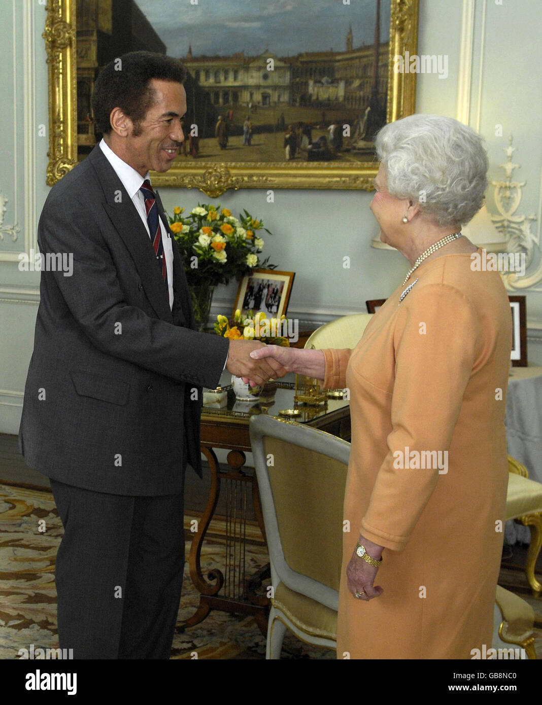 La reine Elizabeth II de Grande-Bretagne reçoit son Excellence le Président Khama, de la République du Botswana, à Buckingham Palace, Londres. Banque D'Images