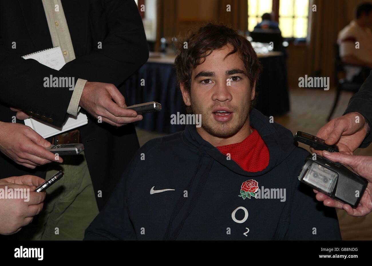 Rugby Union - Conférence de presse d'Angleterre et session d'entraînement - Pennyhill Park.L'Angleterre et Londres Danny Cipriani, moitié survolée des Wasps, est interviewé par des membres de la presse lors de la conférence de presse Banque D'Images