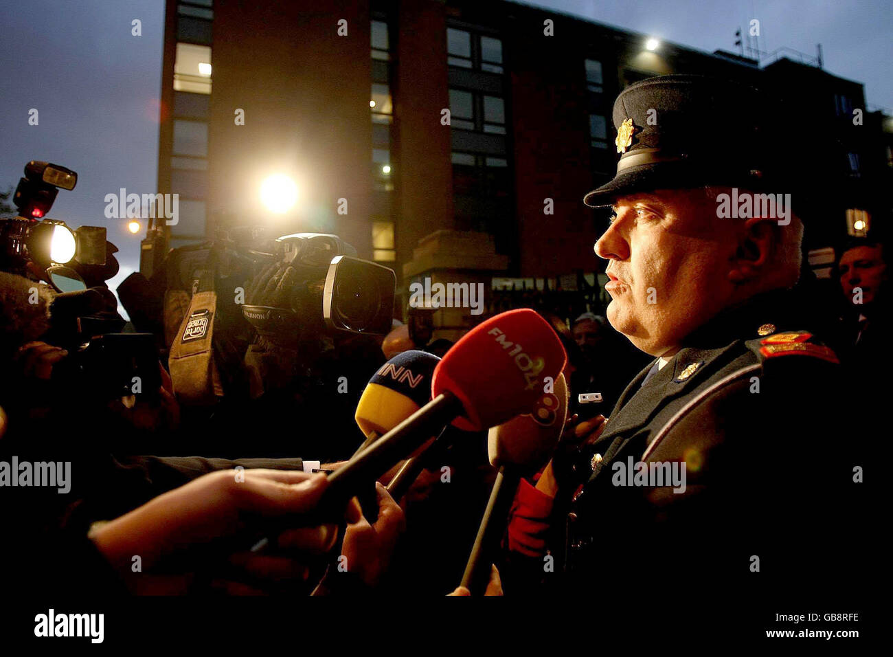 Le surintendant de Garde John Scanlon parle aux médias en dehors de la Cour pénale centrale de Dublin. Banque D'Images