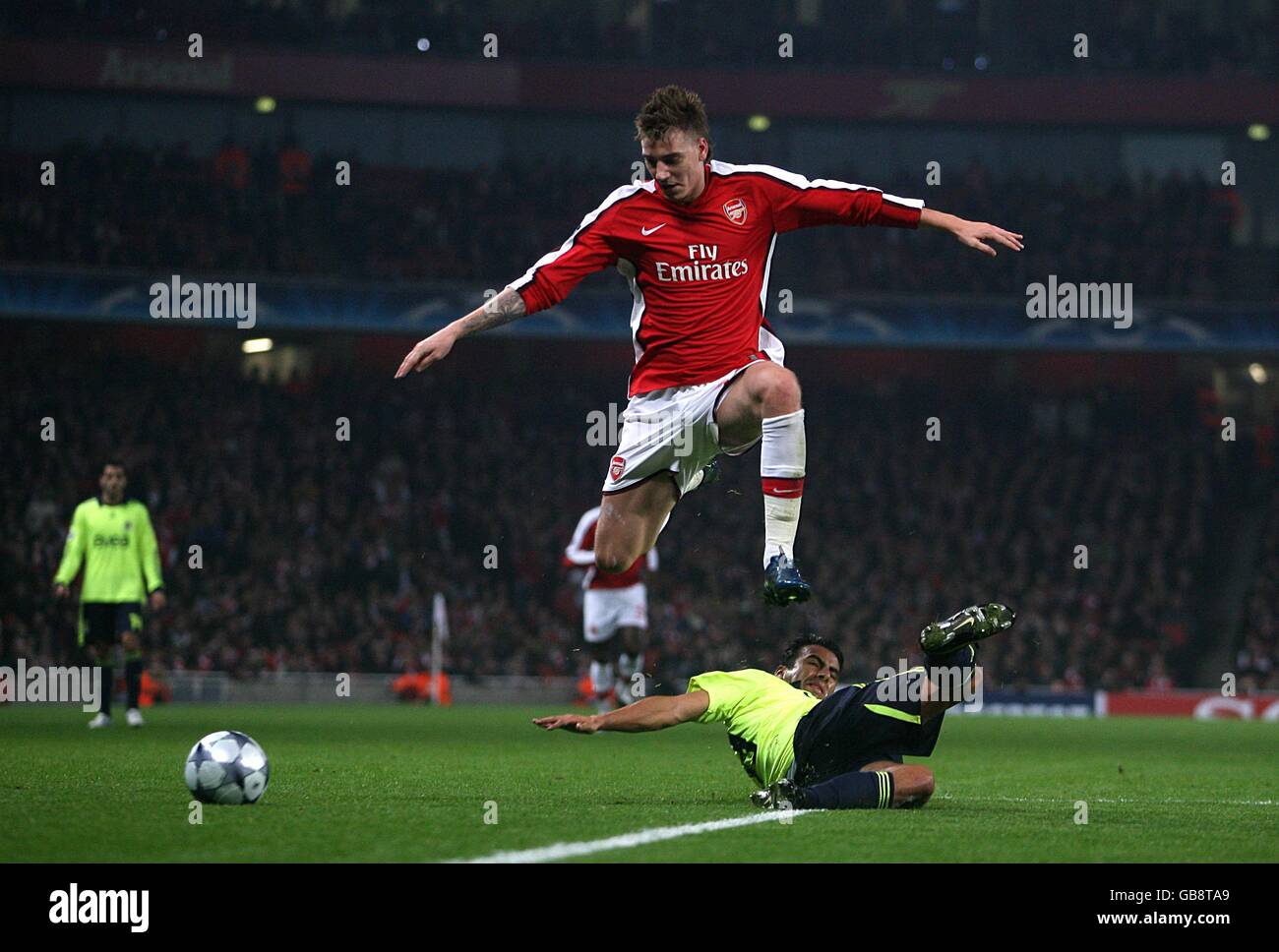 Football - UEFA Champions League - Groupe G - Arsenal / Fenerbahce - Emirates Stadium.Nicklas Bendtner d'Arsenal saute l'attaque de Selcuk Sahin de Fenerbahce Banque D'Images