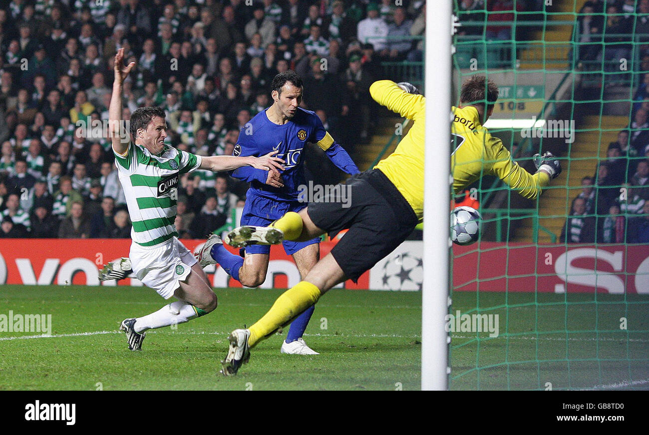 Ryan Giggs de Manchester United a obtenu des scores lors du match de la Ligue des champions de l'UEFA au Celtic Park, à Glasgow. Banque D'Images