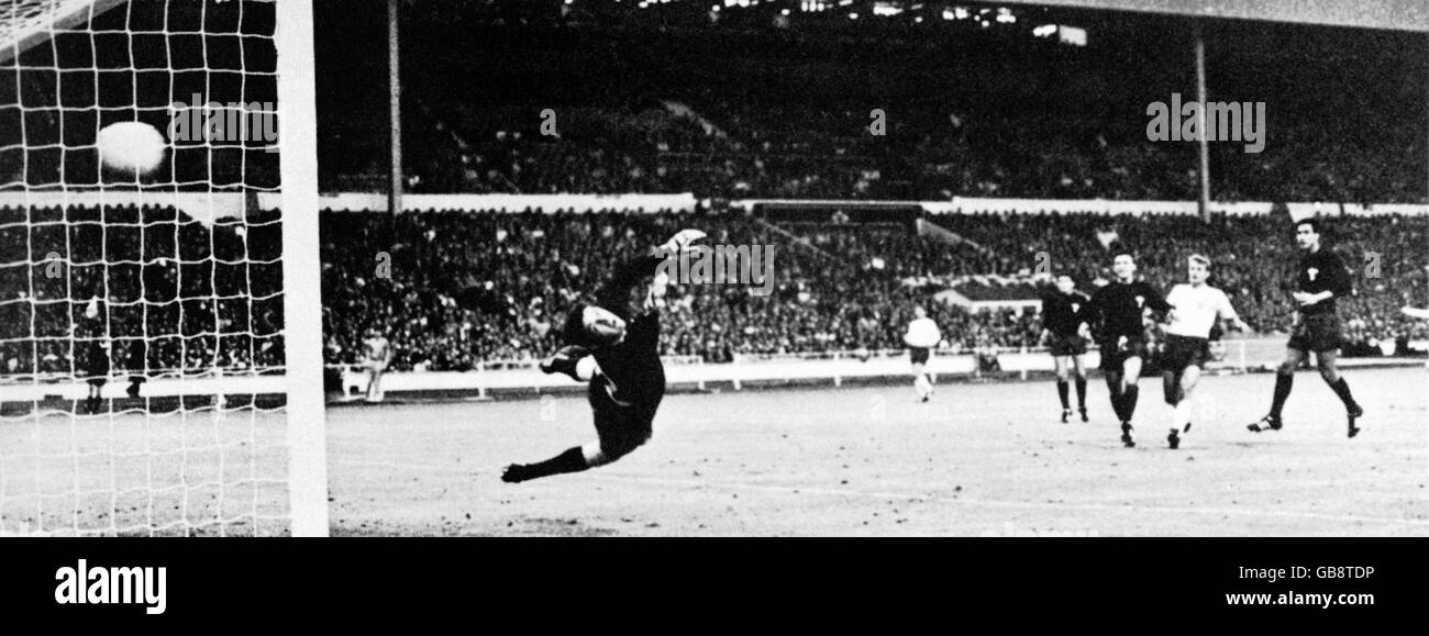 Roger Hunt d'Angleterre (deuxième r) Regarde comme le gardien de but du Mexique Ignacio Calderon (l) est battu Par Bobby Charlton pour le but d'ouverture Banque D'Images