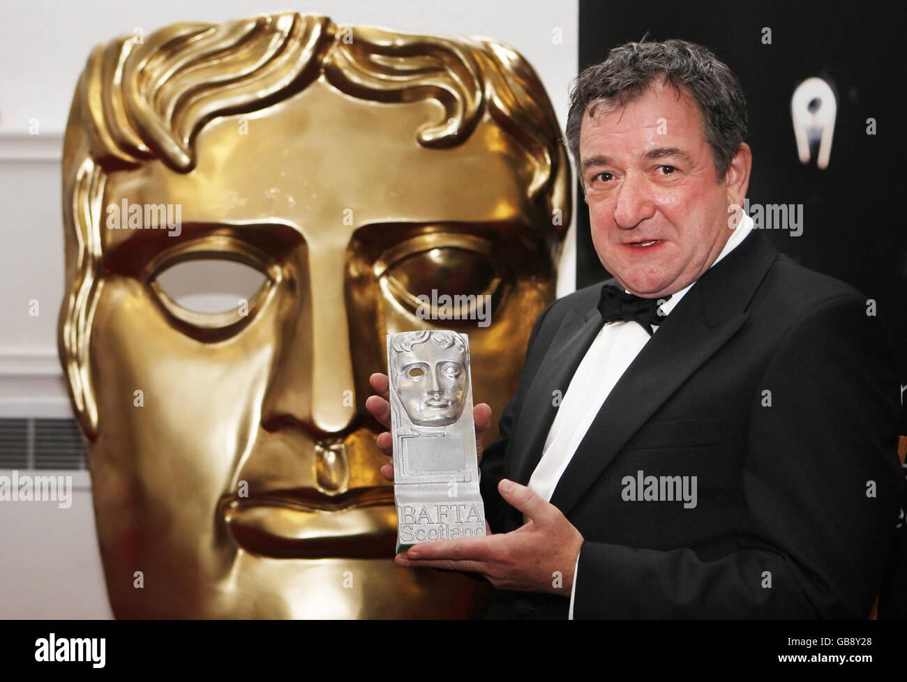 Ken Stott avec son prix pour la meilleure action Performance à la télévision lors de la cérémonie des BAFTA Scotland Awards à City Halls, Glasgow. Banque D'Images