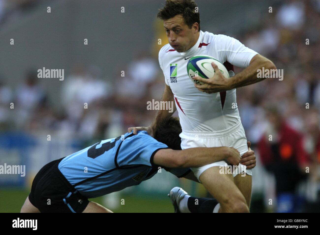 Rugby Union - coupe du monde 2003 - Groupe C - Angleterre contre Uruguay. Le défenseur de l'Uruguay Dan Luger, en Angleterre Banque D'Images