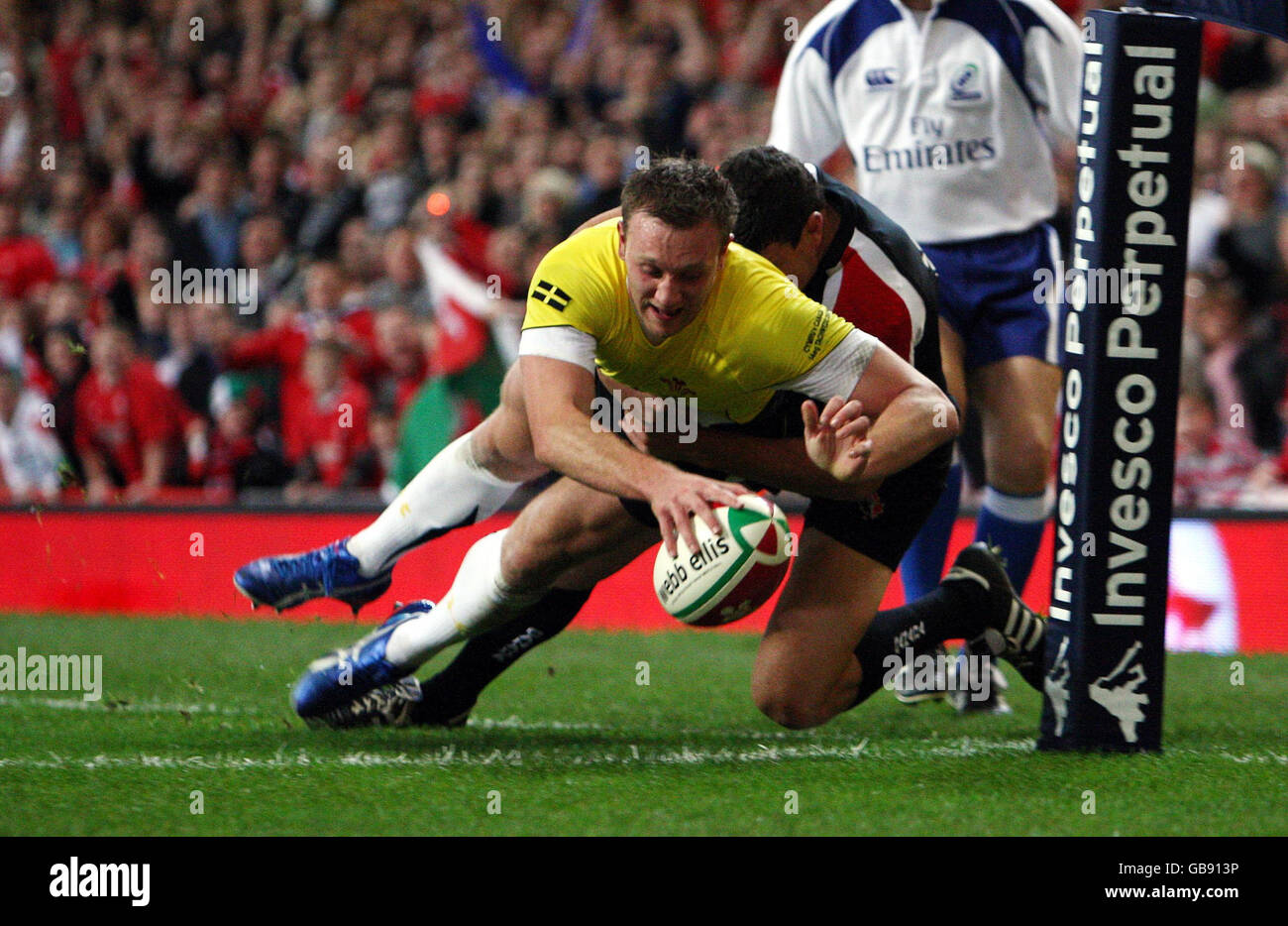 Rugby Union - Invesco Perpetual Series 2008 - pays de Galles / Canada - Millennium Stadium.Morgan Stoddart, du pays de Galles, a fait son premier essai contre le Canada lors du match international du Millennium Stadium, à Cardiff. Banque D'Images