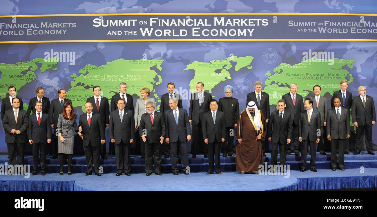 Les dirigeants des pays du G20 participant au Sommet sur les marchés financiers et l'économie mondiale organisé par le Président américain George Bush, se réunissent pour la photographie officielle lors du sommet de crise économique du G20 à Washington. Banque D'Images