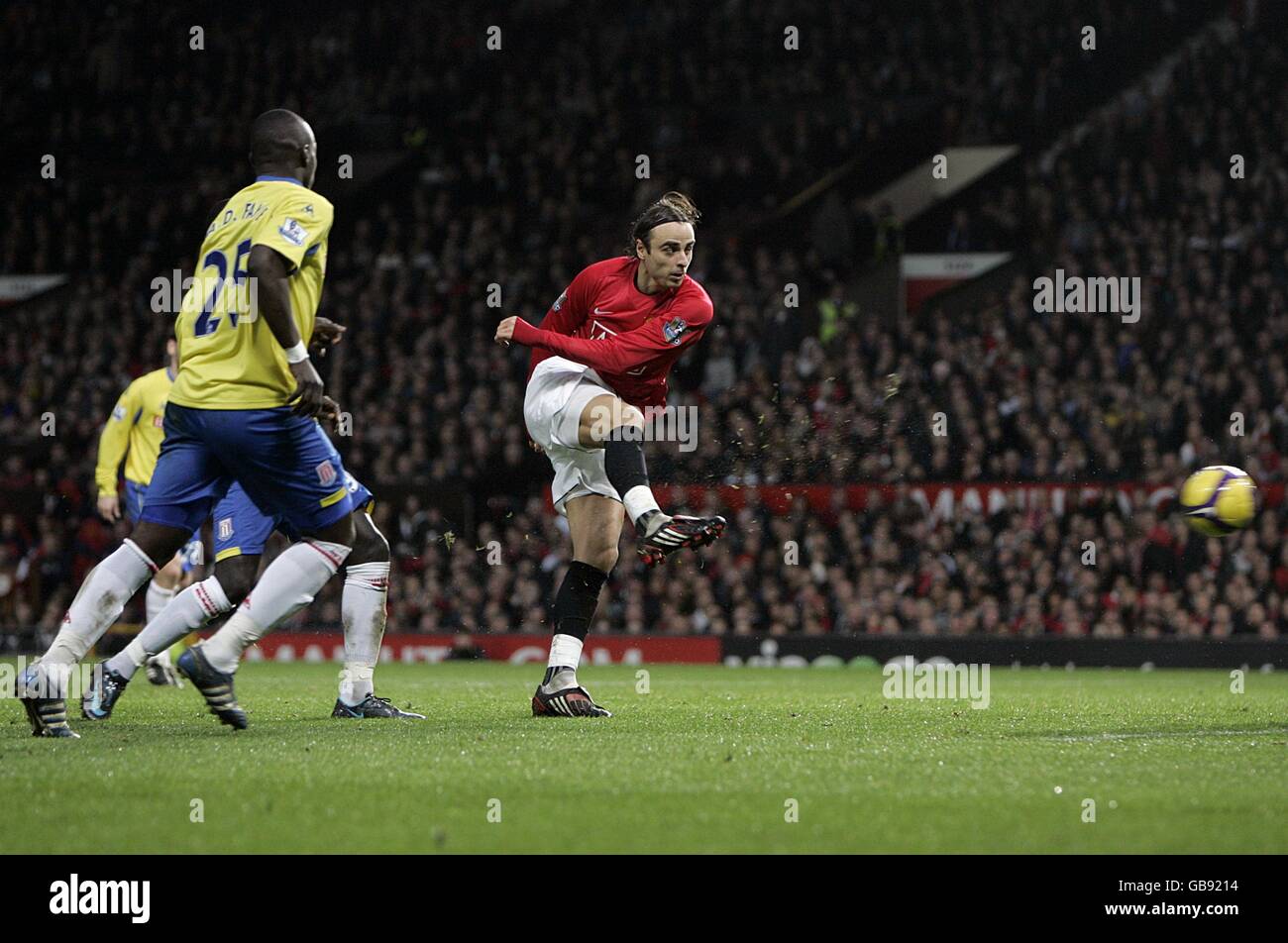 Football - Barclays Premier League - Manchester United / Stoke City - Old Trafford.Dimitar Berbatov, de Manchester United, marque le troisième but du match Banque D'Images